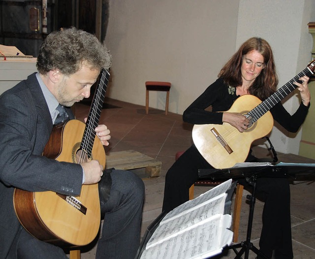 Das Gitarrenduo Matthias Klger und Pi...eim Konzert in der Kirche in Burkheim.  | Foto: Roland Vitt