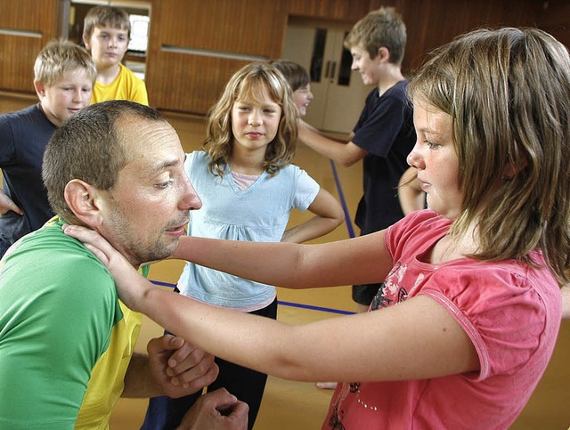 Michael Hockenjos zeigt den Kindern, w...en knnen und dabei ihren Spa haben.   | Foto: Heidi Fssel