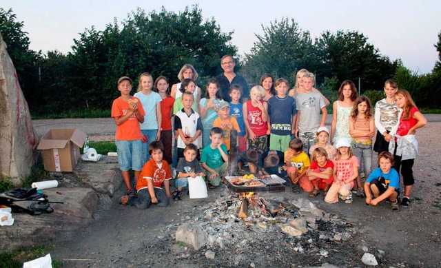 Natrlich war Brgermeister Ulrich May...Gemeinde beim Grillen am Hinkelstein.   | Foto: Privat