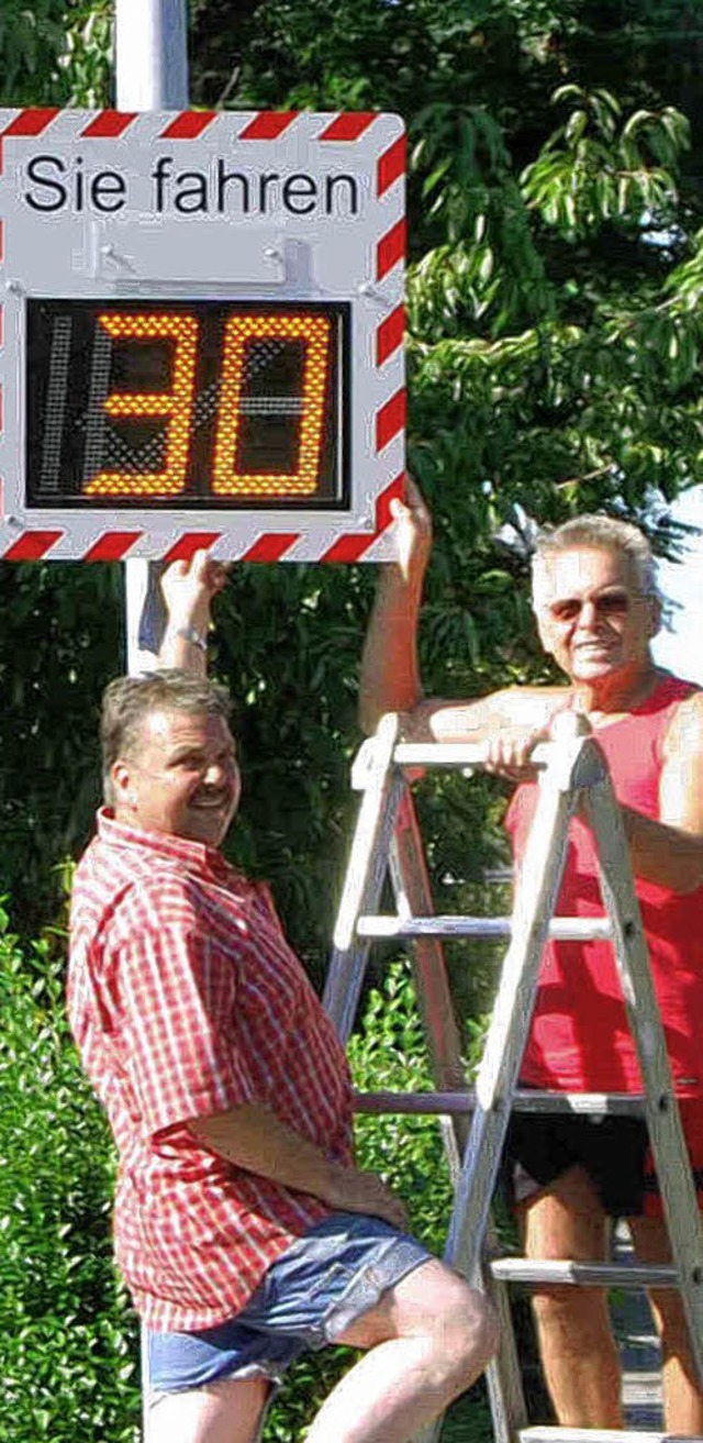 Heinz Httig (l.) und Robby Schulz mit...n Daten zur Verkehrsbelastung sammelt.  | Foto: BZ