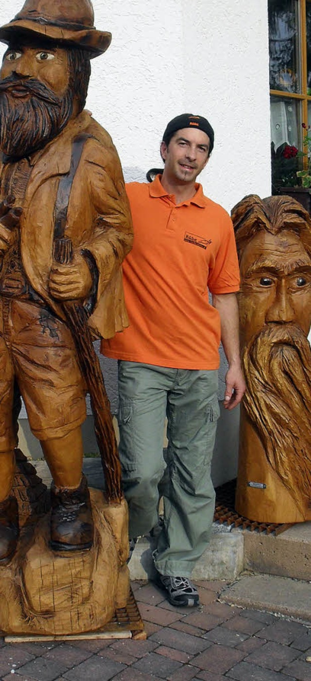 Holger &#8222;Rbe&#8220; Rbsam zwischen seinen Holzskulpturen   | Foto: privat