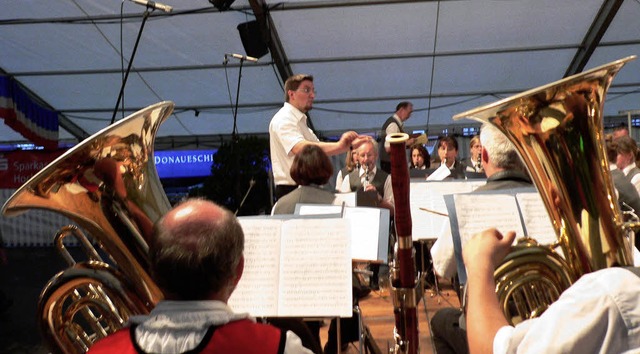 Die Dirigenten wechselten, die  Musik kam gleichbleibend gut an.   | Foto: Fotos: BZ