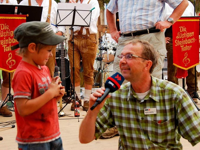 <Bildtext>Jan Ebner im Gesprch mit   ...SWR&#8197;4-Wandertreffs. </Bildtext>   | Foto: Christel Schuster-Stich