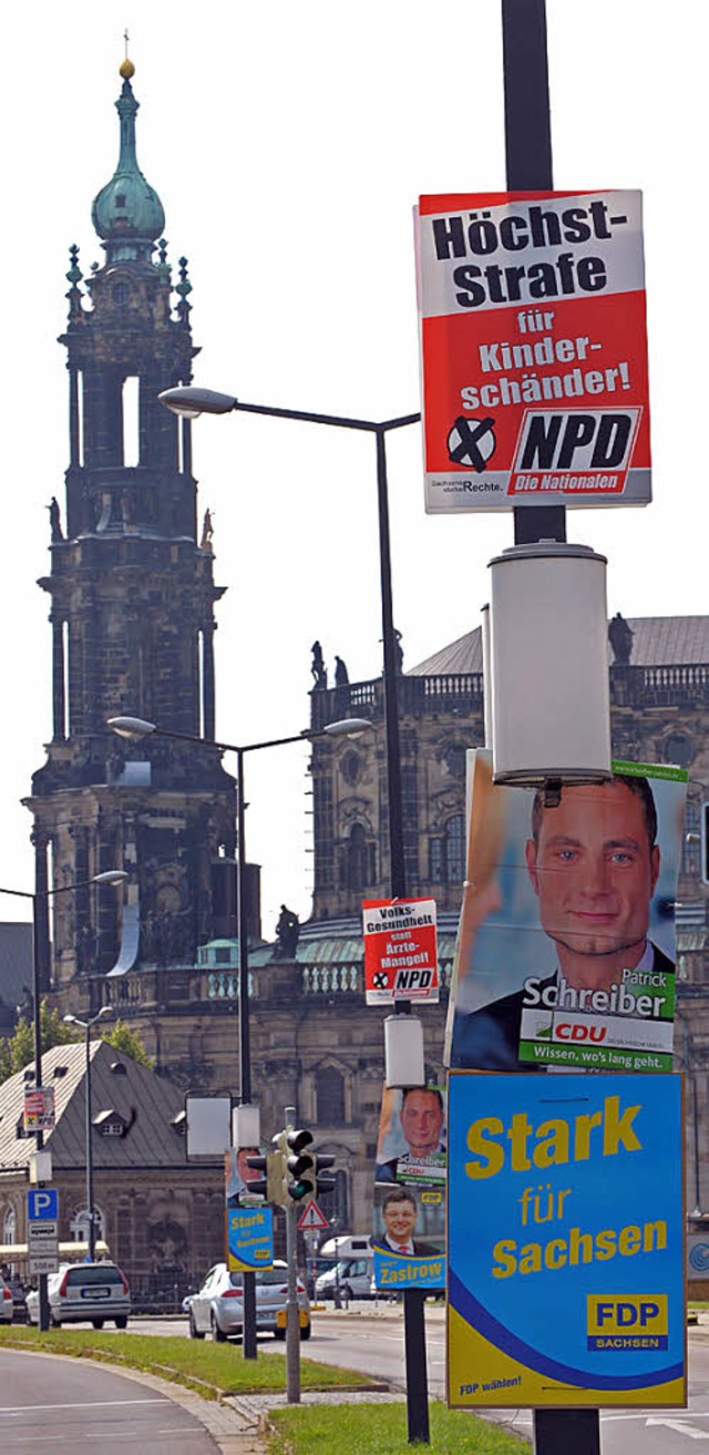 Wahlplakate der NPD  hngen auch in Dresdens Stadtzentrum.   | Foto: DPA