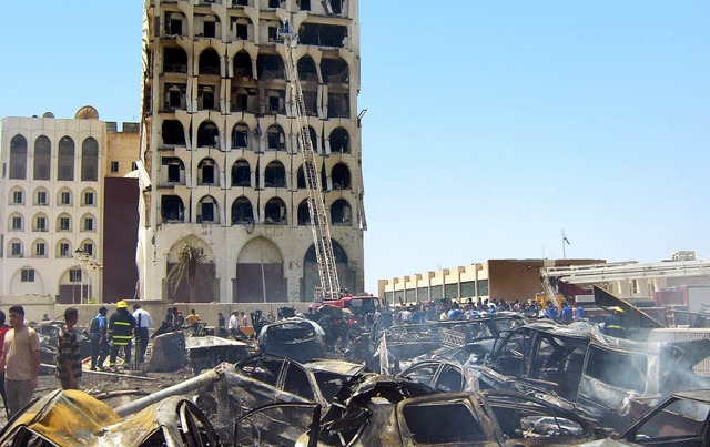Eine Bombe hat gestern zahlreiche Auto...uenministeriums in Bagdad  zerstrt.   | Foto: AFP
