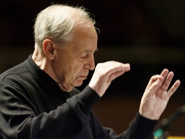 Pierre Boulez am Dirigentenpult.  | Foto: dpa