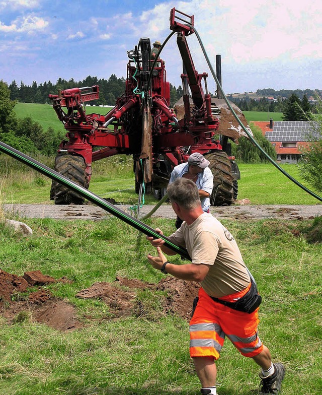 Mit schwerem Gert wurden die Leitunge...8211; wo mglich &#8211; eingepflgt.   | Foto: Schmitt