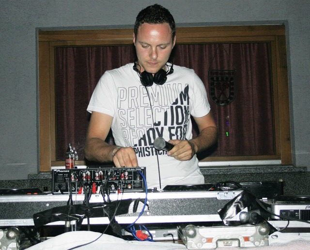 Fr satten Sound sorgte das DJ-Boa-Team bei der Dancenight.   | Foto: Denz
