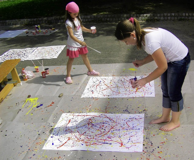 Kreative Kinder: Sarah und Diana bertr...sen nach dem Vorbild Jackson Pollocks.  | Foto: daniel Pust