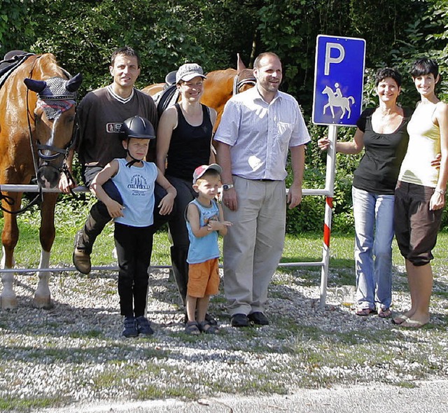 Parkplatz fr Pferde: darber freuen s...germeister, Ortsvorsteher und Reiter.   | Foto: Heidi Fssel