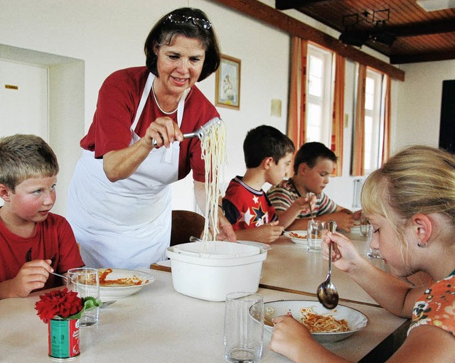 Spaghetti servierte  Ruth Bchner den Kindern.  | Foto: kricheldorff