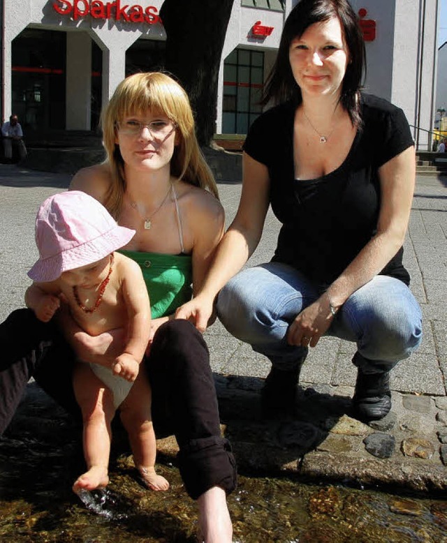 Natalie Treisch (20 Jahre) mit Tochter...ndin Julia Berthold (20 Jahre, rechts)  | Foto: Christin Keller