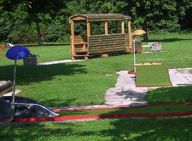 Fast wie auf dem Golfplatz: Die Minigolfbahnen in Husern tragen nun Rasen.  | Foto: Stefan Sahli