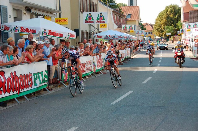 Zieleinfahrt in Buggingen: Jacob Rathe...chen Nationalteam  hat  die Nase vorn.  | Foto: Hafes Gerspacher