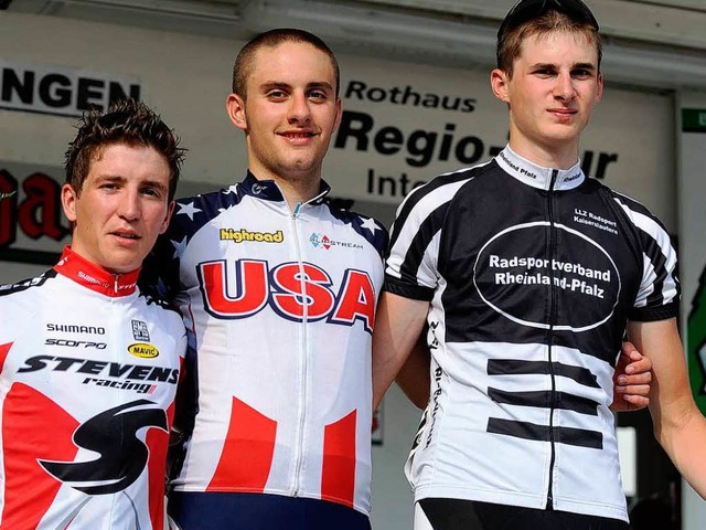 Die drei Erstplatzierten mit Tagessieger Jacob Rathe in der Mitte.  | Foto: schn