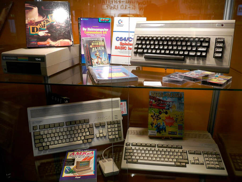 Museumsreif: Ein Commodore 64 (oben) und eine Atari-Konsole am Stand fr historische Computerspiele