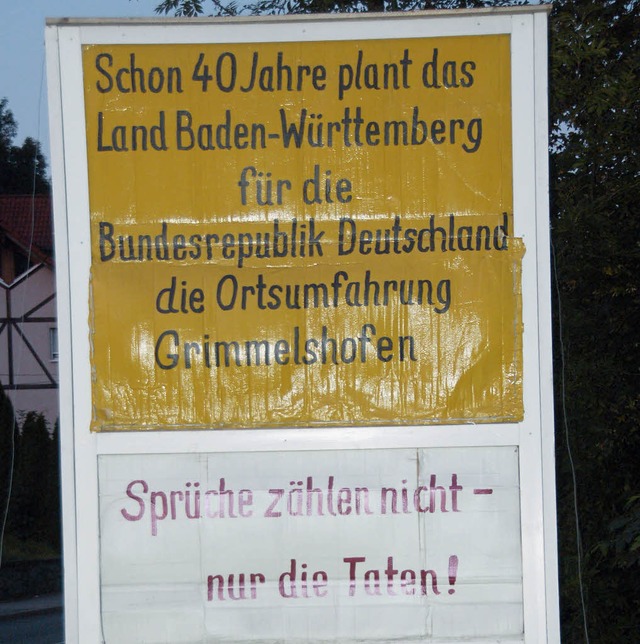 Landtagsprsident Peter Straub nimmt A...hofen, das seit dem 1. Mai dort steht.  | Foto: Dietmar Noeske