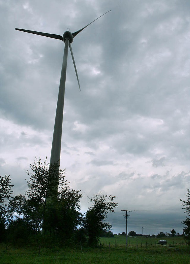 Zwei Windrder drehen sich in Bonndorf...en auf den Bonndorfer Hhen sichern.    | Foto: Juliane Khnemund