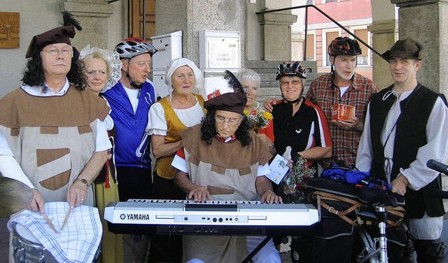 Empfang  vor dem Rathaus von Trebbin (...als Trebbiner Symbolfigur Hans Klauert  | Foto: privat