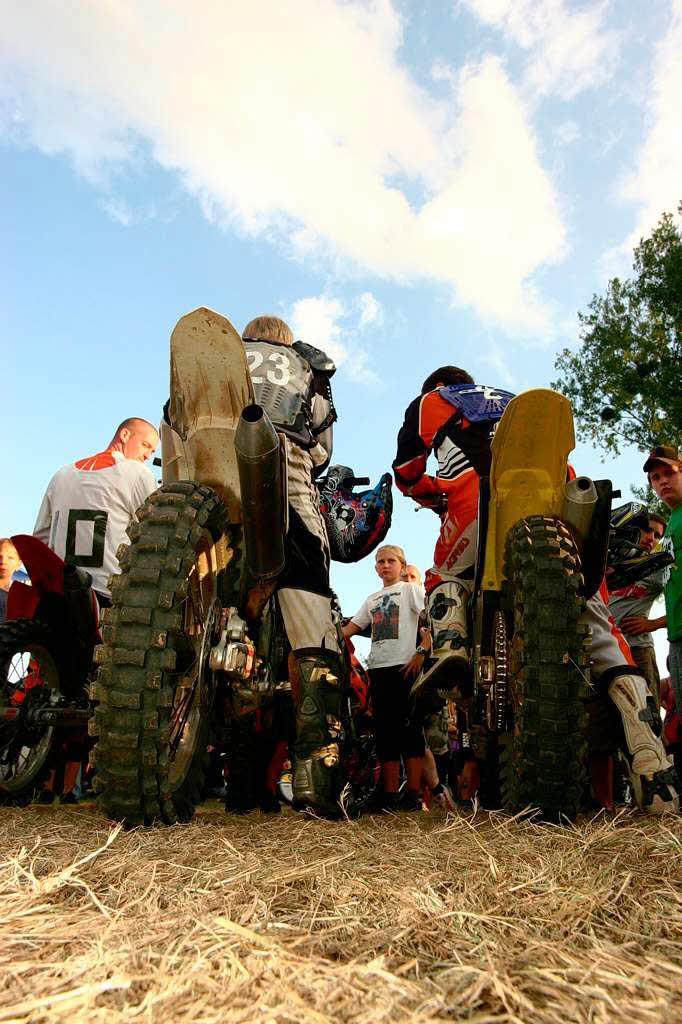 Auf die Motorrder, fertig, los: Eindrcke vom Grasbahnrennen in Hertingen