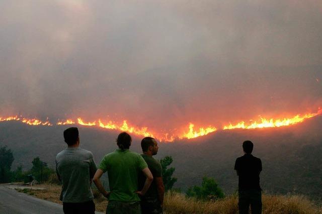 Waldbrand wtet in Athens Norden