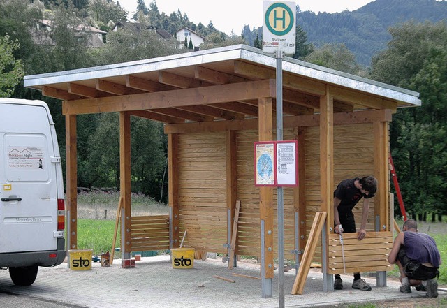 Das neue Buswartehuschen am Bruckwald... die Landschaft ein und ist gerumig.   | Foto: hbl