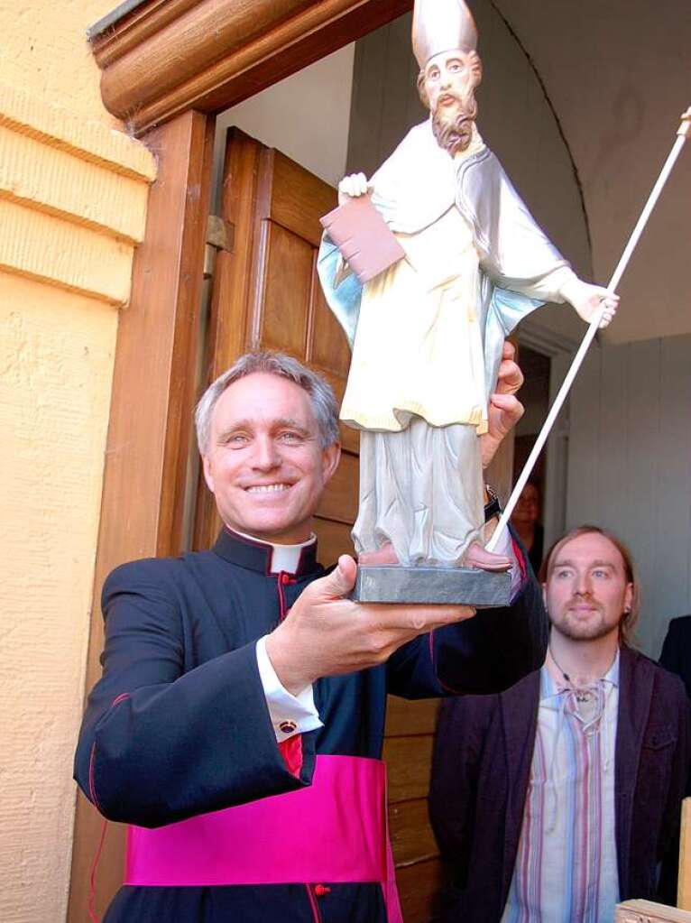 Prlat Georg Gnswein mit dem Geschenk der Pfarrgemeinde, einer Statue von Sankt Leodegar.