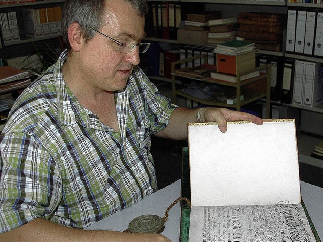 Andreas Lauble studiert die Stadtrecht...es der wertvollsten Stcke im Archiv.   | Foto: Sabine Ehrentreich.