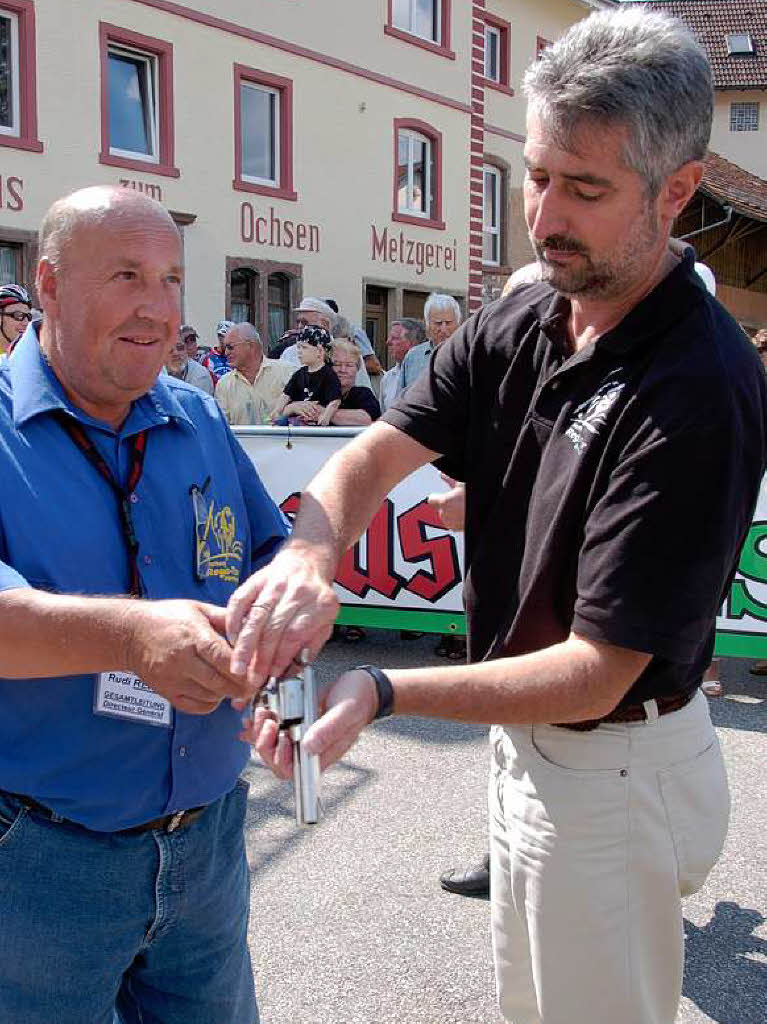 Tour-Papa Rudi Renz und Brgermeister Michael Thater machen sich bereit zum Startschuss.