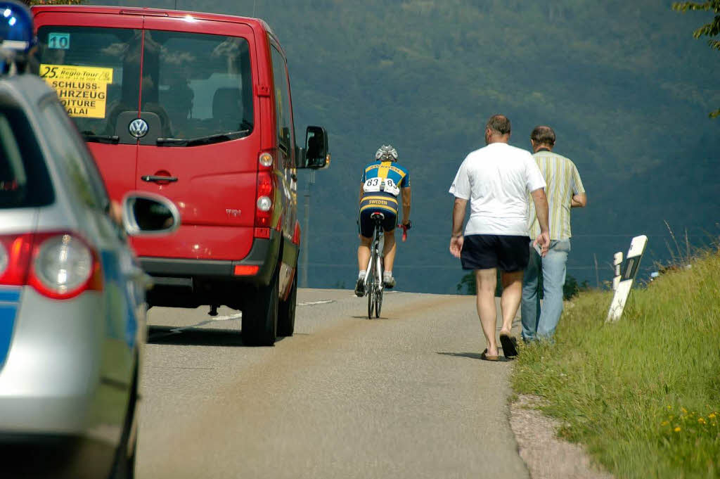 Der Schwede fällt als Zweiter zurück und wird gleich vom Kehrwagen eingesammelt. Der Schwede fällt als Zweiter zurück und wird gleich vom Kehrwagen eingesammelt.