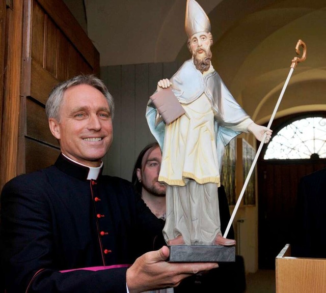 Papstsekretr Georg Gnswein hlt in R...ihm die Kirchengemeinde geschenkt hat.  | Foto: dpa