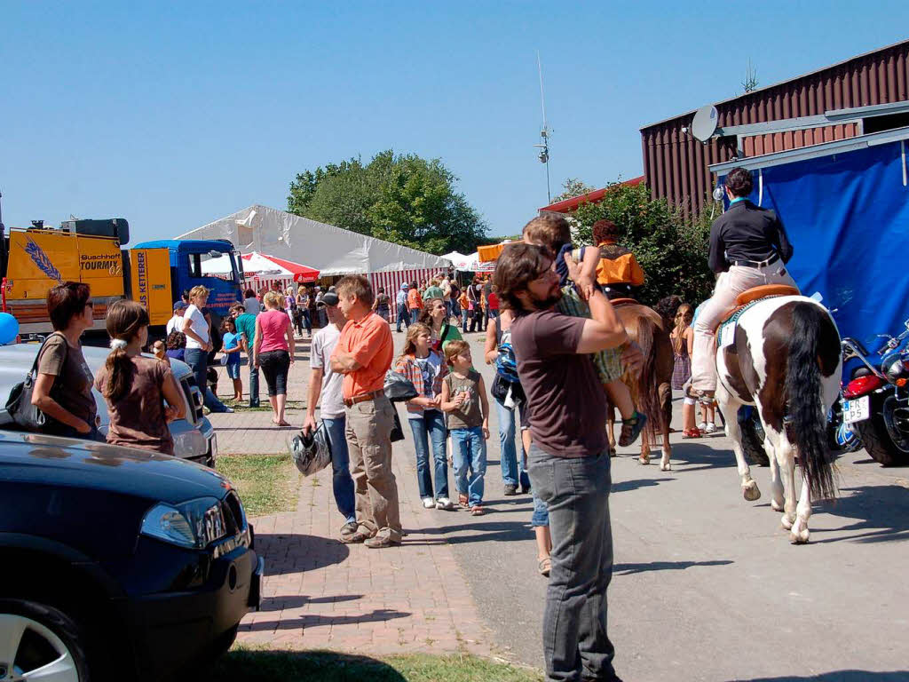 In ein großes Festareal verwandelte sich die Dust-Rose-Ranch am Wochenende. In ein großes Festareal verwandelte sich die Dust-Rose-Ranch am Wochenende.