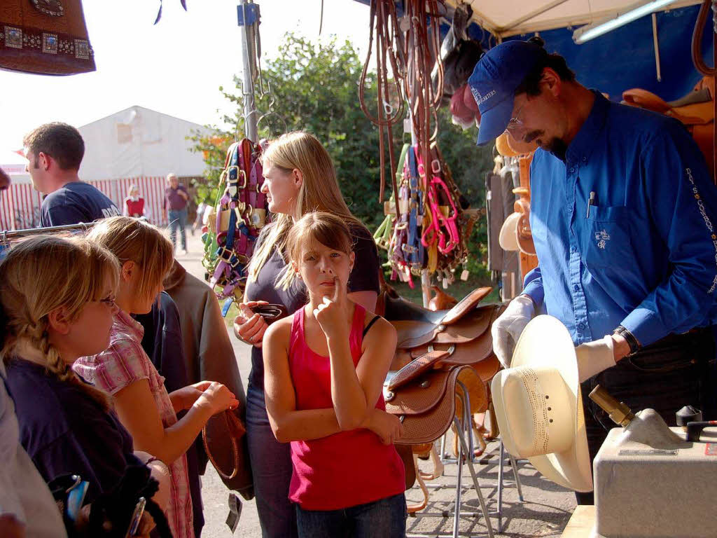Am Stand mit Reiterbedarf wurden auch Cowboyhüte wieder in Form gebracht. Am Stand mit Reiterbedarf wurden auch Cowboyhüte wieder in Form gebracht.