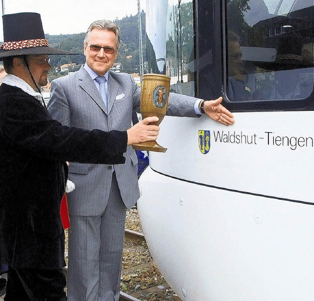 Taufe auf dem Waldshuter Bahnhof: Brg...wagen auf den Namen Waldshut-Tiengen.   | Foto: Freudig