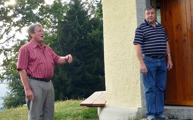 Die beiden Vorsitzenden des Verschner...und Hanspeter Heitzmann, vor dem Turm.  | Foto: wolfgang grether