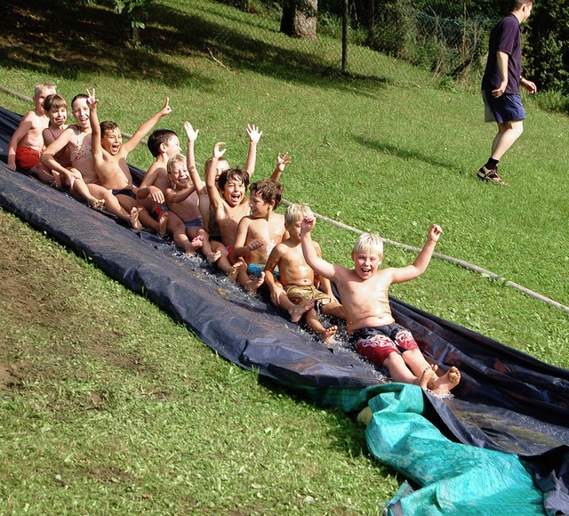 Beim Nachmittag mit der Feuerwehr-Abte... fr die Kinder die grte Attraktion.  | Foto: Bernhard Birlin