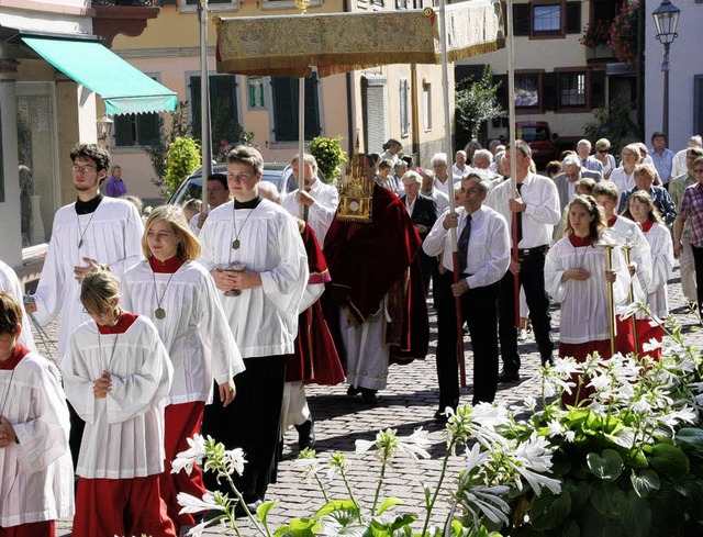 Zum Patroziniumsfest wurde gestern die...urch die Straen der Stadt  getragen.   | Foto: Ulrike Hiller