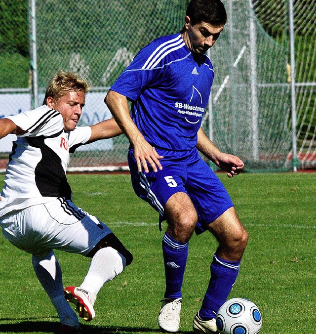 Thomas Bober  (links), hier im  Zweika...achte  den FC Emmendingen in Fhrung.   | Foto: Sebastian Ehret