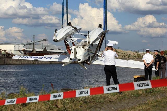 Flugzeug strzt in Hafen