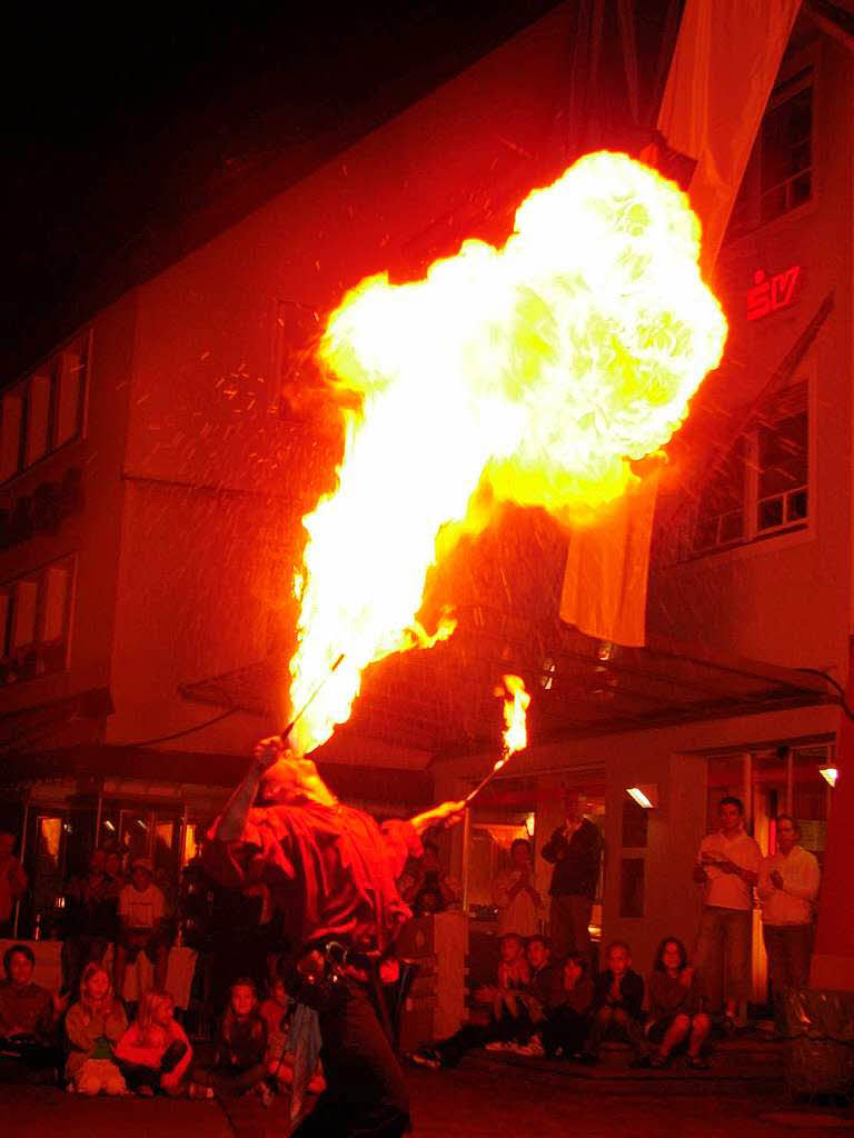 Heie Kulturnacht:Eine meterhohe Flamme spieh Feuerknstler Norbert Edler in den nchtlichen Himmel.