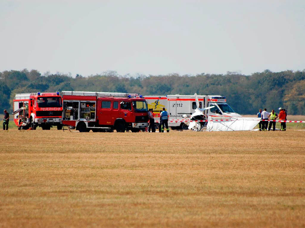 Ein Leichtflugzeug ist auf dem Flughafen in Bremgarten abgestrzt. Ein Groaufgebot an Rettungskrften kmmert sich um die Opfer.