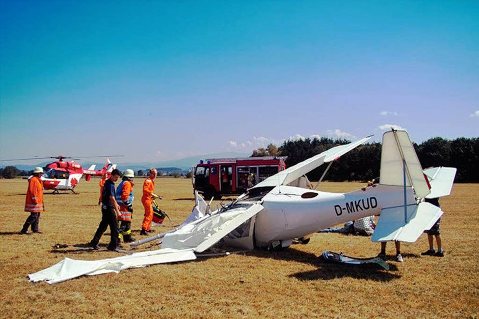 Ein Leichtflugzeug ist auf dem Flughafen in Bremgarten abgestürzt. Ein Großaufgebot an Rettungskräften kümmert sich um die Opfer. (Foto: Bernhard Breitling) Ein Leichtflugzeug ist auf dem Flughafen in Bremgarten abgestürzt. Ein Großaufgebot an Rettungskräften kümmert sich um die Opfer. (Foto: Bernhard Breitling)