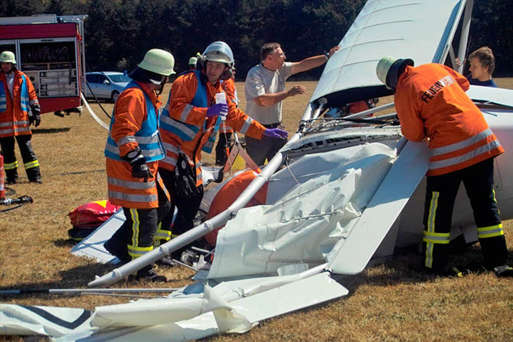 Ein Leichtflugzeug ist auf dem Flughafen in Bremgarten abgestrzt. Ein Groaufgebot an Rettungskrften kmmert sich um die Opfer.