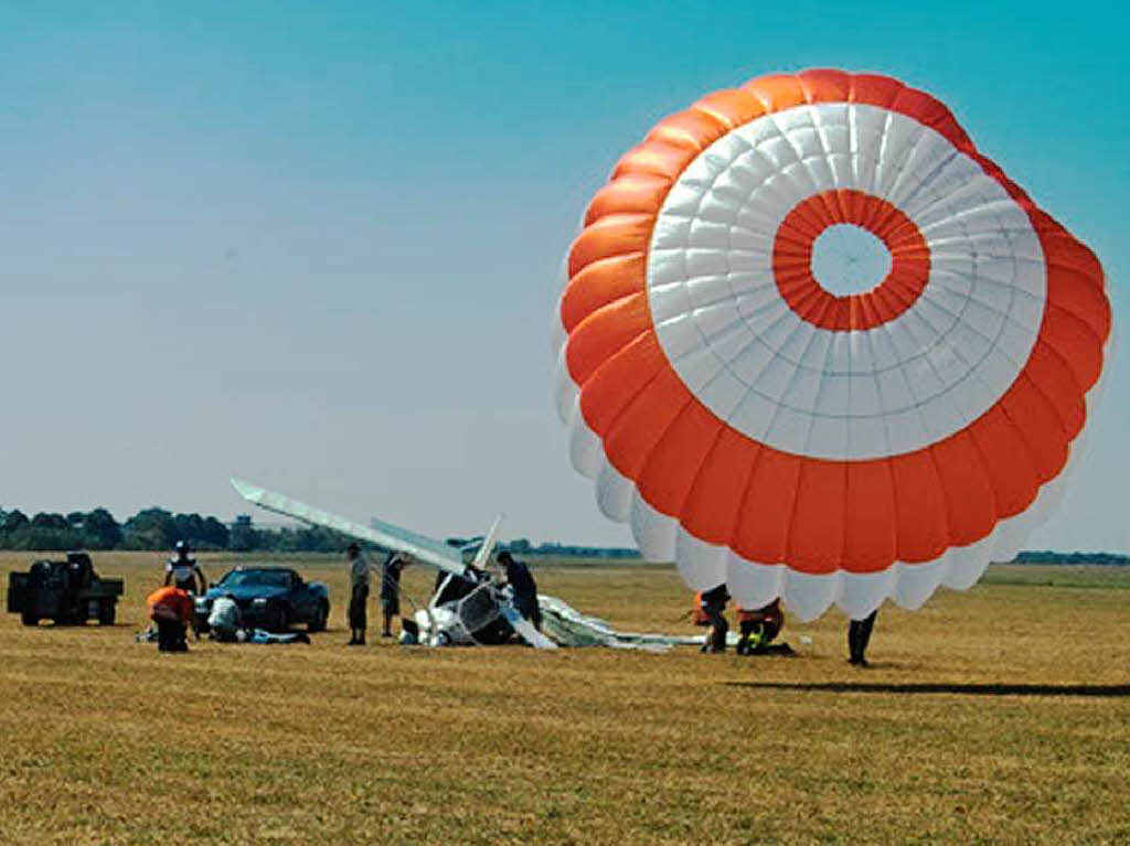 Der Fallschirm (rechts) gehrt zum Rettungssystem des abgestrzten Leichtflugzeugs.