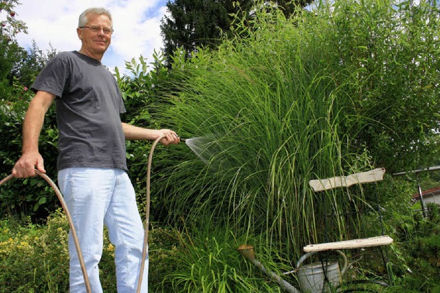 Hans Glander will knftig keinen Cent ...hler an seinem Gartenhahn anbringen.   | Foto: Friederike Marx