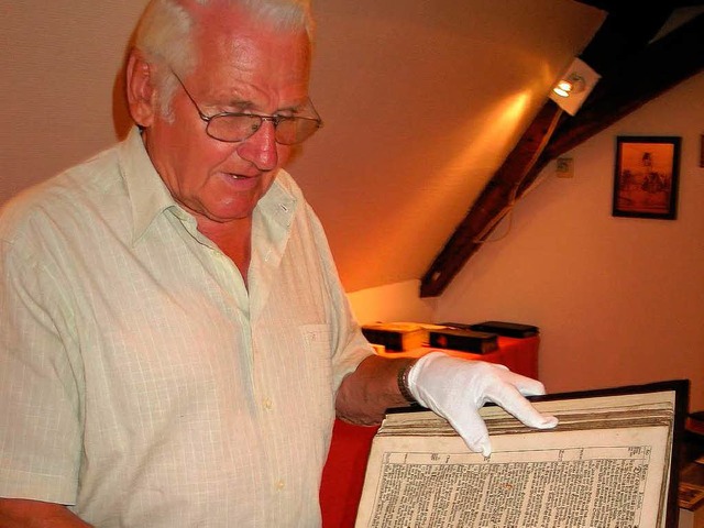 Kurt Renk mit seiner sanierten Lutherbibel.   | Foto: Jutta Schtz