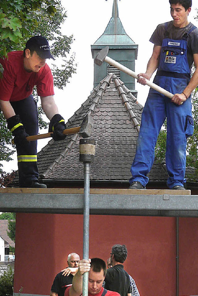 Schlag auf Schlag entsteht der Brunnen.   | Foto: Beschorner