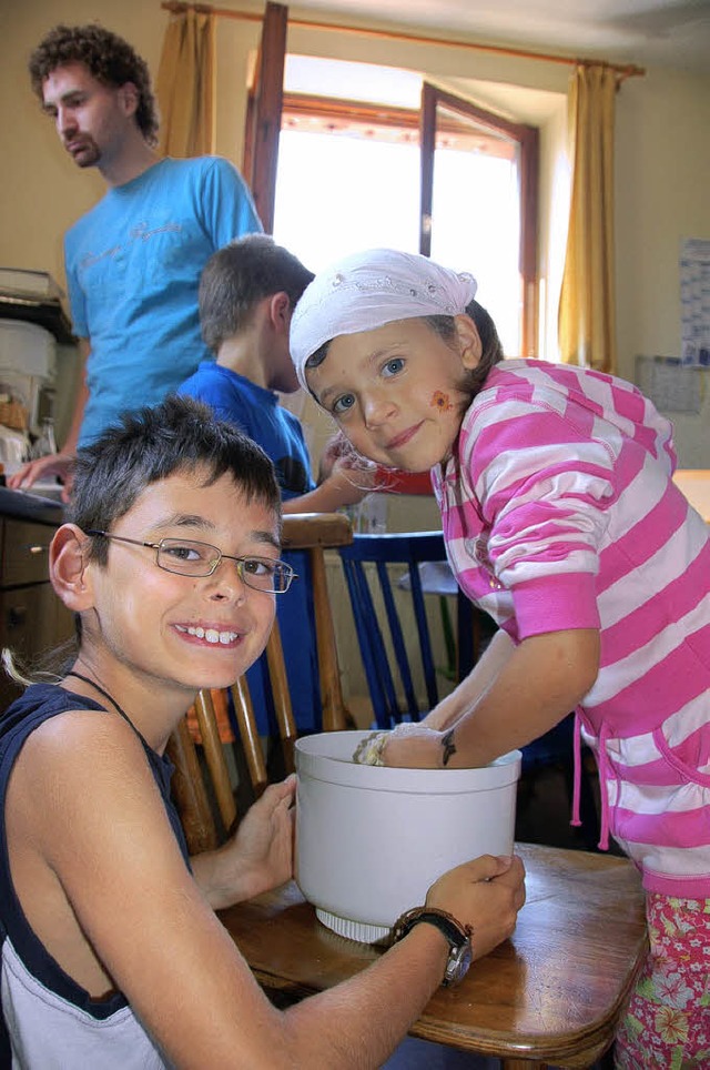 Samir (9 Jahre) und Emilie (7 Jahre) kneten den Kuchen  | Foto: Christin Keller