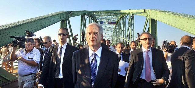 Ungarns Prsident  Solyom (Mitte) muss  auf der Brcke umkehren.    | Foto: DPA