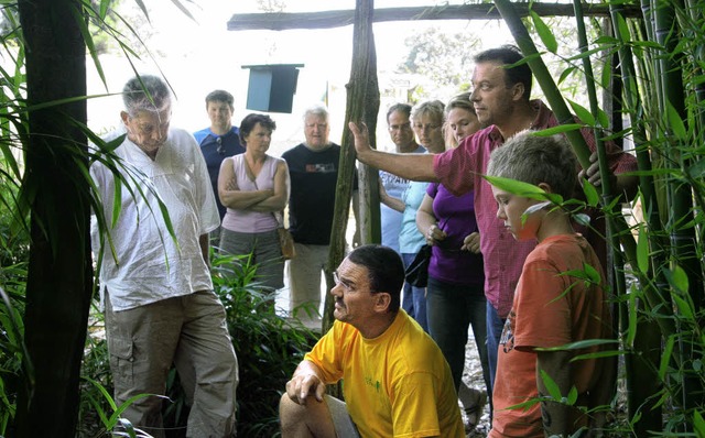 <Bildtext>Karl-Martin Schott (Mitte) e...lagen der Bambusvegetation.</Bildtext>  | Foto: Eberhard kopp